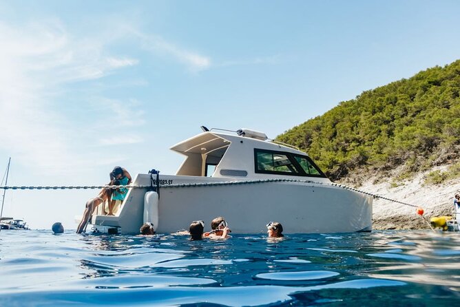 Blue Cave and Hvar 5 Islands full-day Speedboat Tour from Split - Guides and On-Board Reality: What the Crew Style Can Mean