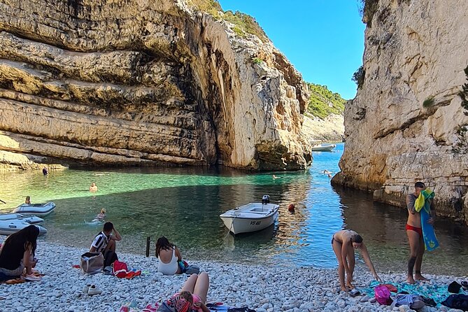 Blue cave and Hvar - 5 Islands speedboat tour from Split - Stiniva Cove: a fast look at a famous sea-cutout