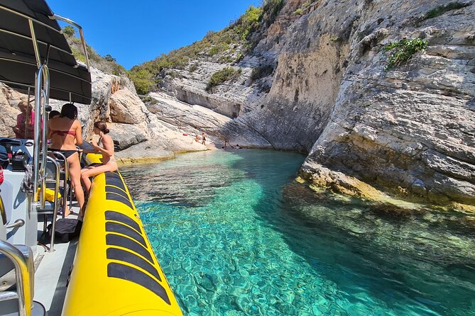 Blue cave & Hvar, 5 islands speed boat tour with unique boats from Split - Komiza on Vis: a calm 1 hour 15 minutes for coffee and breakfast