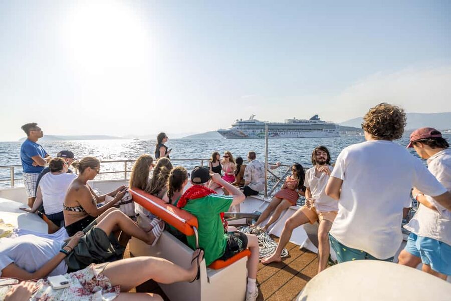 Blue Lagoon & Islands Day Cruise from Split with Lunch - Lunch onboard: how the timing and choices work in real life