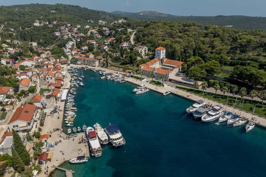 Blue Lagoon & Islands Day Cruise from Split with Lunch - Crew and hosting style: English guidance that keeps things smooth