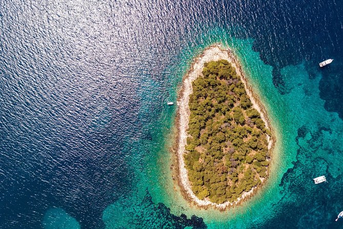 Blue Lagoon & Maslinica half day tour from Trogir - Maslinica village: a slow, pretty finish