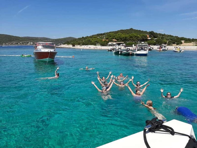 Brač: Blue Cave Island Hopping Luxury Tour - Stiniva Cove: a dramatic pause on Vis