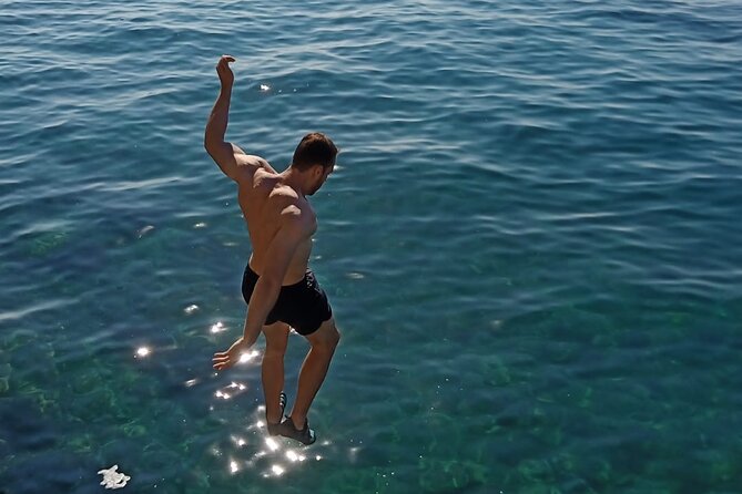Deep Water Solo and Cliff Jumping Tour in Split - How the Guides Teach You to Climb Over the Sea