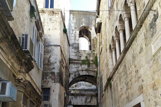 Experience Split With Local Professional Historian - Private - Triclinium and Roman dining, explained without turning it into a food show