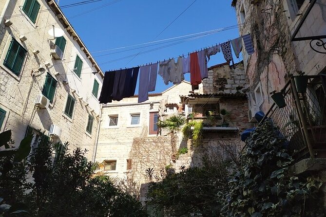 Experience Split With Local Professional Historian - Small Group - Vestibulum: the quiet pre-entrance to private space