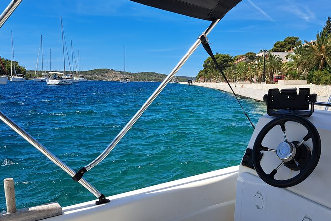 Explore the West coast of the island Brac by BETINA boat - Bobovisca na Moru to start: a coastal pocket made for a first swim