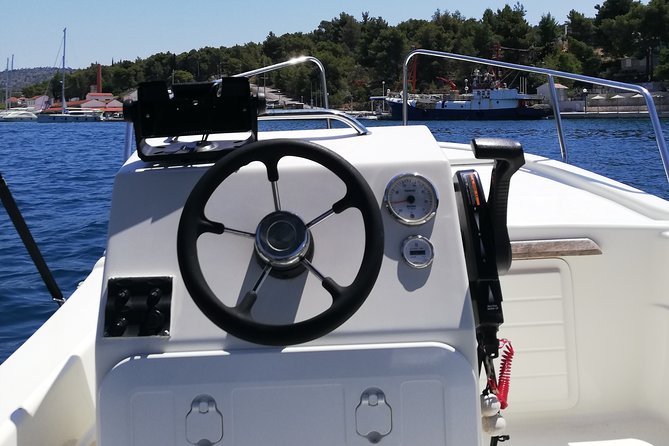 Explore the West coast of the island Brac by BETINA boat - Meeting at Rent a boat Milna: what to know for a smooth start