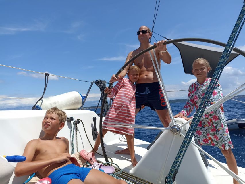 From Hvar: Pakleni Islands & Red Rocks Comfort Sailboat Tour - Meeting at Hvar Port, then settling into the day