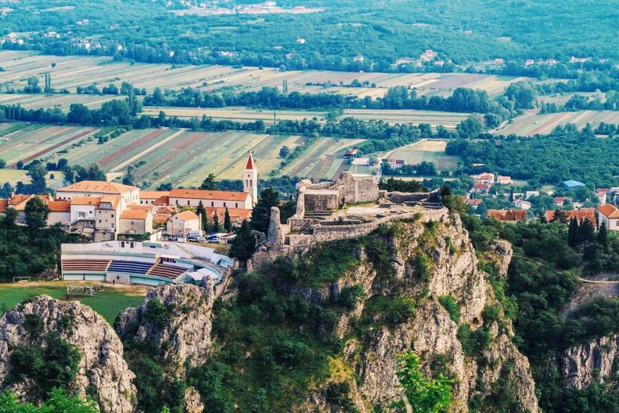 From Sinj: Flight Over Imotski, Trilj, Omiš, and Split - What to Bring and Wear for a Comfortable Flight
