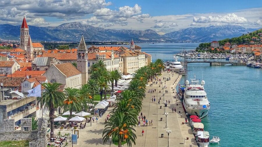 From Split: Half-Day Tour of Trogir Old Town in Small Group - First stop in Split: finding the Golden Gate meeting point