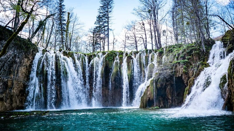 From Split: Plitvice Lakes Guided tour - The 16 lakes, travertine waterfalls, and Veliki Slap