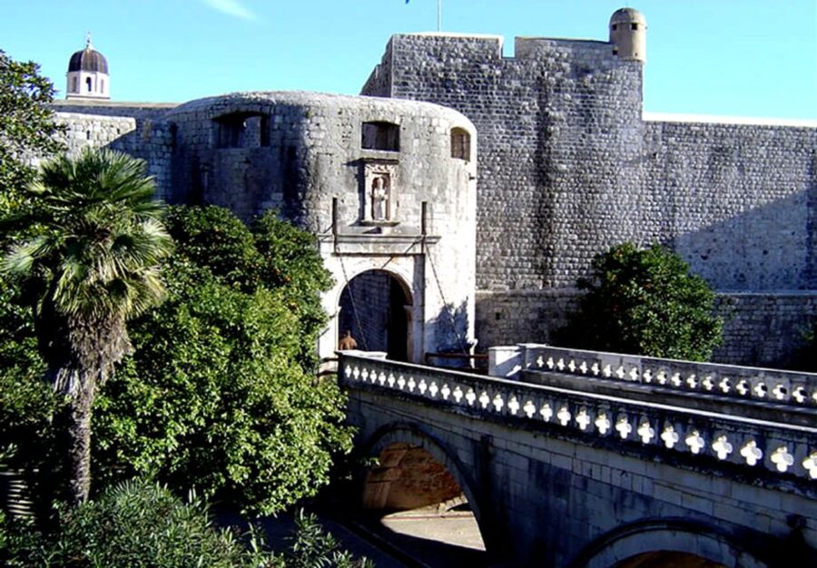 From Split/Trogir: Dubrovnik Guided Tour with a Stop in Ston - Crowd reality and how to make the day feel easier