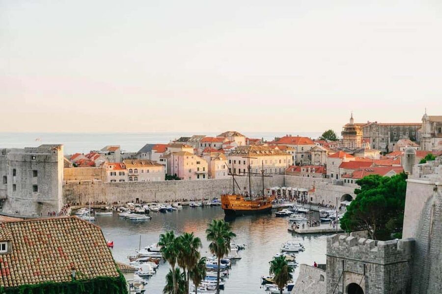 From Split/Trogir: Dubrovnik Guided Tour with a Stop in Ston - How the Split or Trogir to Dubrovnik day actually plays out