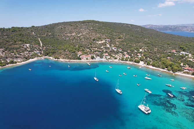 Full Day Boat Tour, Blue Lagoon and Šolta with lunch&drinks - Boat comfort, seating realities, and included onboard setup