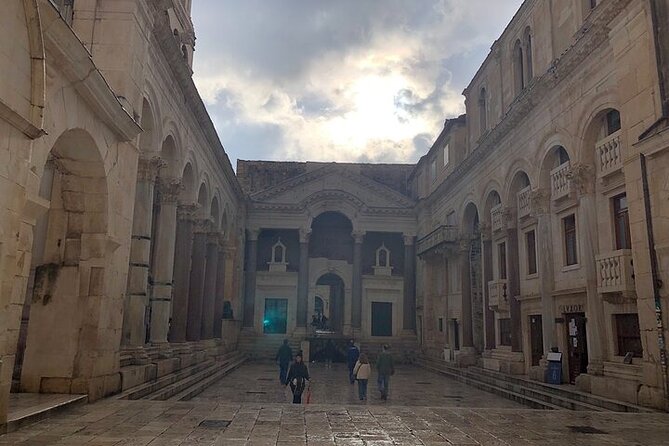 History Split Walking Tour in German - Small group - The Vestibulum stop, where Diocletian’s presence feels close