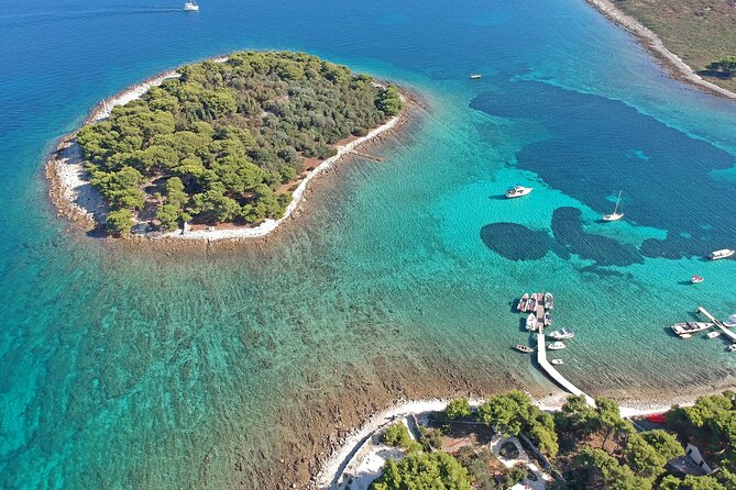 Islands Brač, Šolta & Blue lagoon - Private speedboat tour - Stop 2: Necujam Bay on Šolta, shipwreck scenery and swim time