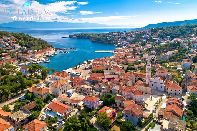 Makarska: 3 Island Speedboat Tour with Little Blue Cave & Lagoon - Stop 3: Jelsa on Hvar, Coffee and Real Town Time