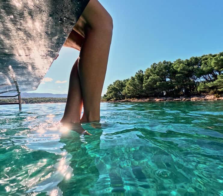 Makarska: Golden Horn Beach & Secluded Bays Speedboat Tour - Dolphins and the captain’s local eye