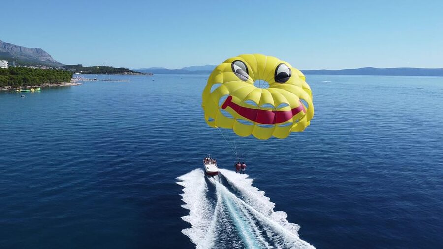 Makarska: Parasailing Experience - MPL Nautika - The briefing moment: gear checks and what to listen for