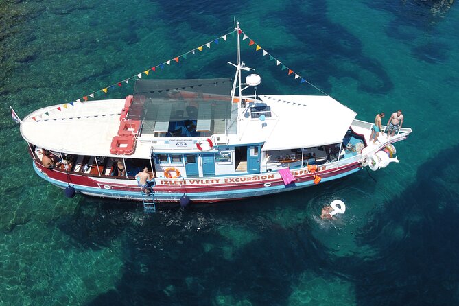 Podstrana and Jesenice, Boat trip to Brač and Šolta with lunch - The ship setup: Wi-Fi, shade, and swim time that is not a hassle