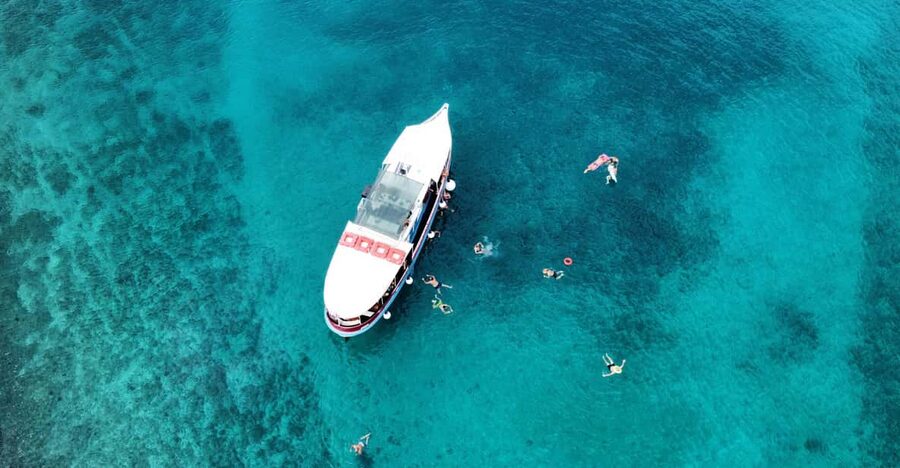 Podstrana: Full-Day Boat Trip to Brač and Shipwreck Kontesa - Welcome treats and what’s included on board