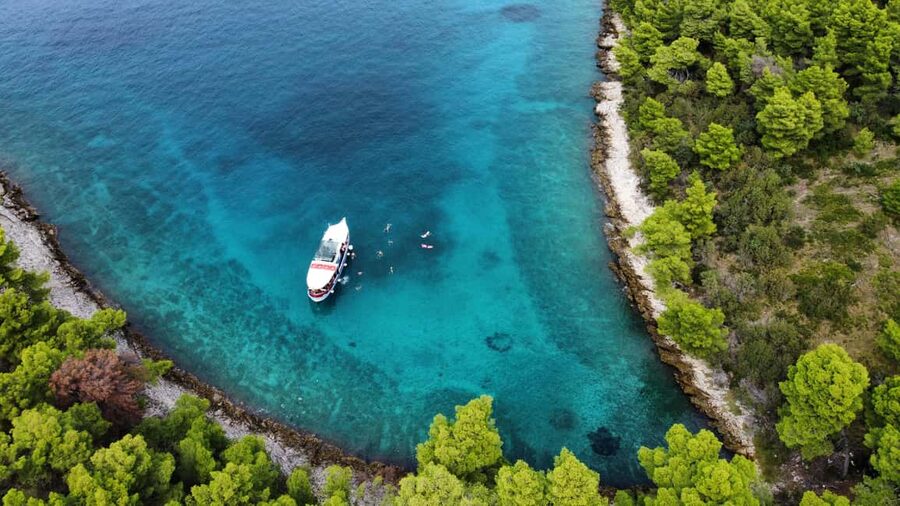 Podstrana: Full-Day Boat Trip to Brač and Shipwreck Kontesa - The Sutivan break on Brač: time to actually wander