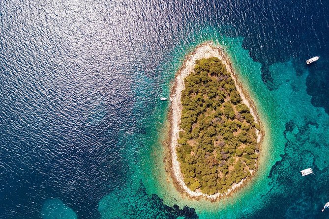 Private 3 islands Tour With Speed boat to Blue Lagoon and Solta from Split or Trogir - Enter Drvenik Mali: Lighthouse Views and Kljuda Photo Moments