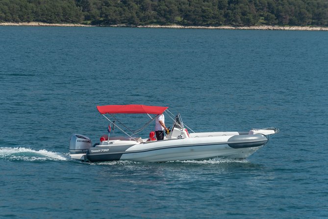 Private Blue Lagoon and island Solta speedboat tour - FULL DAY - Restoran Turanj in Stomorska: optional lunch, front-row sea views
