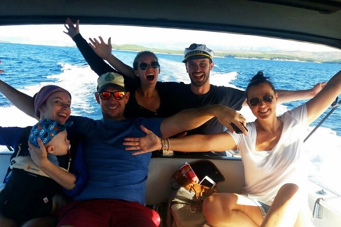 Private boat tour for small groups to Blue Lagoon and Solta Island - Maslinica on Solta: coffee pause and quick sightseeing