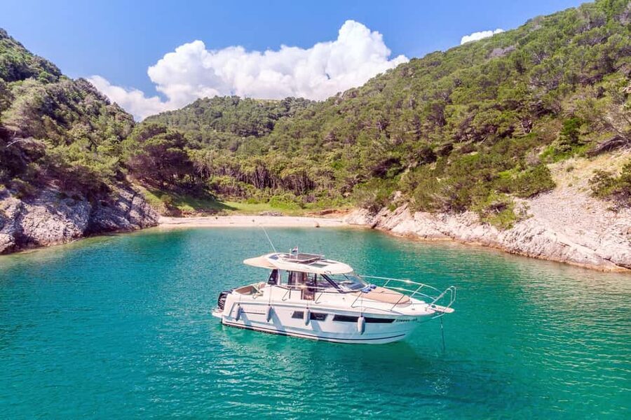 Private speedboat tours Sea Symphony - Little Blue Cave in Pokrivenik Bay, Tiny, Quiet, and Worth the Effort