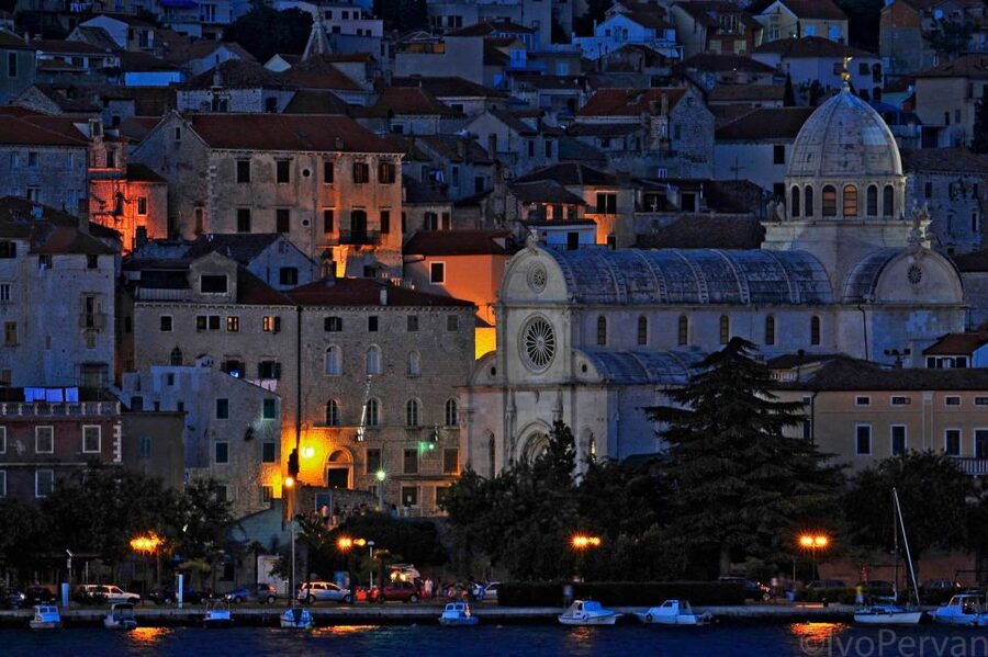 Sibenik: Guided Evening Walking Tour - The main square twist and the Four Wells cistern stop