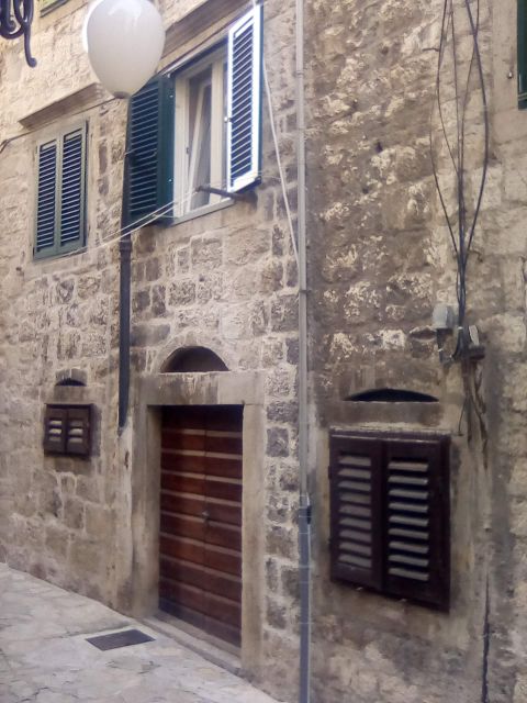 Šibenik walking tour in one hour! - Jurje’s heads and the autograph detail near the entrance