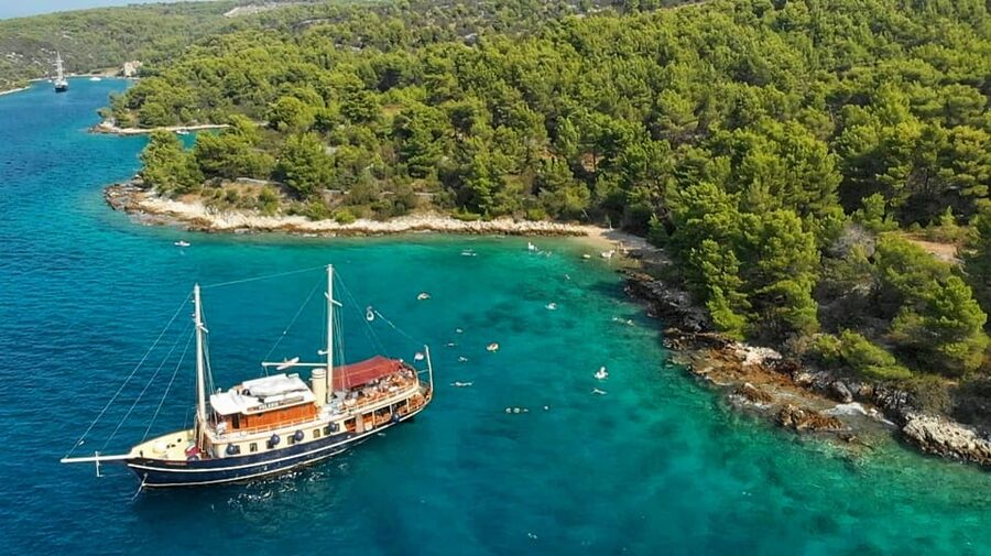 Split: All inclusive Brač & Šolta Island Swimming Cruise - Entering Boat Polaris: Finding the right rhythm in Split
