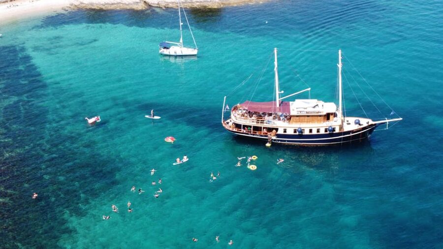 Split: All inclusive Brač & Šolta Island Swimming Cruise - The food and open bar: where “all-inclusive” actually matters