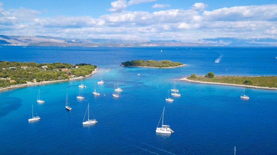 Split: Blue Lagoon and Šolta Boat Tour with Lunch and Drinks - Kontesa shipwreck near Šolta: snorkeling that feels different