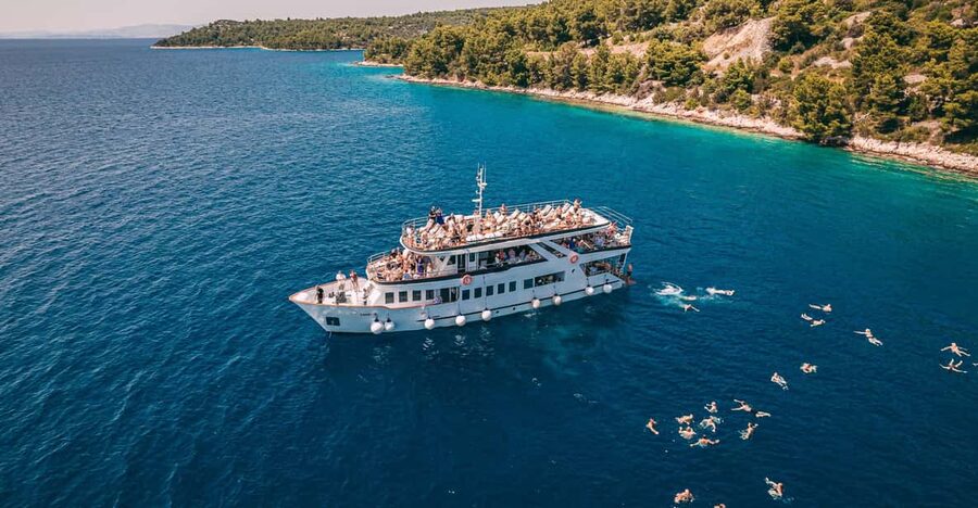 Split: Blue Lagoon, Shipwreck and Šolta with Food and Drinks - Boat comfort on Yacht Tamaris: Wi-Fi, toilets, showers, and sunbeds