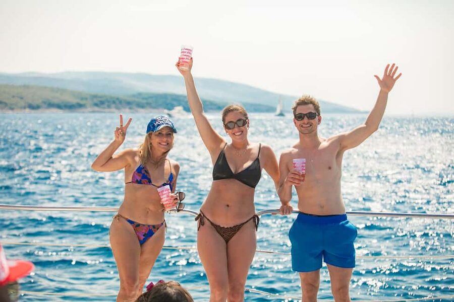 Split: Blue Lagoon & Trogir Boat Tour with Lunch and Drinks - The return sail to Split: music, dancing, and an easy ending