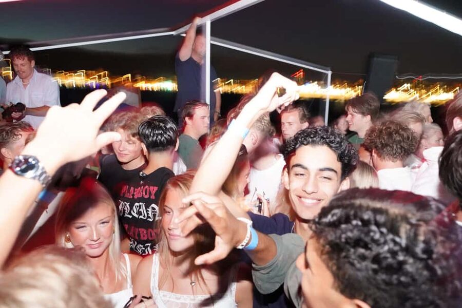 Split: Boat Crawl with Nightclub Access, Shots, & Boat Party - Practical tips so you enjoy every segment