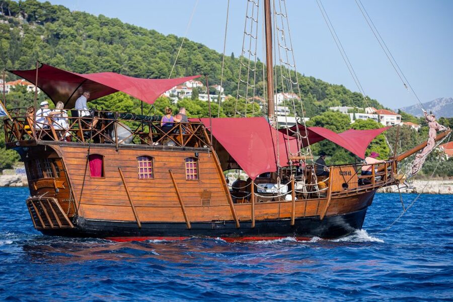 Split: Cruise on Columbo's Pirate Ship "Santa Maria" - Drinks on Deck: Wine, Water, and What That Means for Your Trip