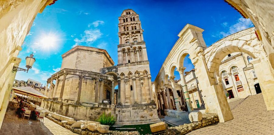 Split Game of Thrones Tour: City of Dragons - Sons of the Harpy corridors and Unsullied patrol streets