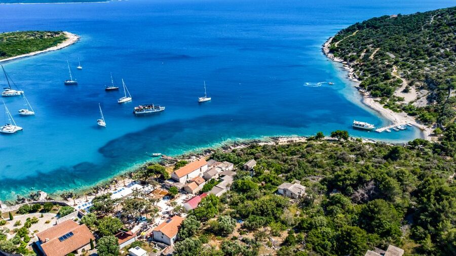 Split: Half-Day Blue Lagoon, Shipwreck, and Trogir Boat Tour - Getting started at Gray Line on the Riva promenade