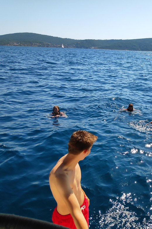 Split: Half Day Sailing Tour with Swim Stop, Snacks and Wine - Meeting the boat by the INA station, spotting RO 1037, and what to pack
