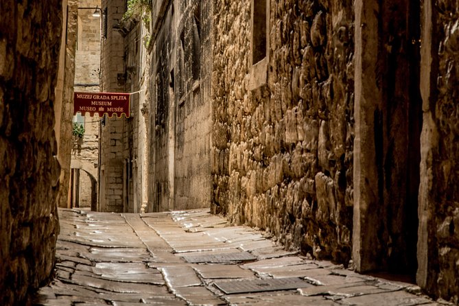 Split highlights – Evening walking tour - Stop 2: Peristyle, the Palace’s Center, Plus the 3,500-Year Sphinx