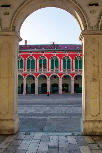 Split: Jewish Heritage & Diocletian's Palace Walking Tour - What the small-group format changes for the better