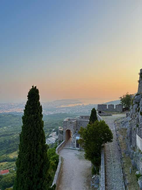 Split: Klis Sunset Sightseeing Bus Tour - Fortress Stop: Photo Stop, Walking Time, and 75 Minutes of Views