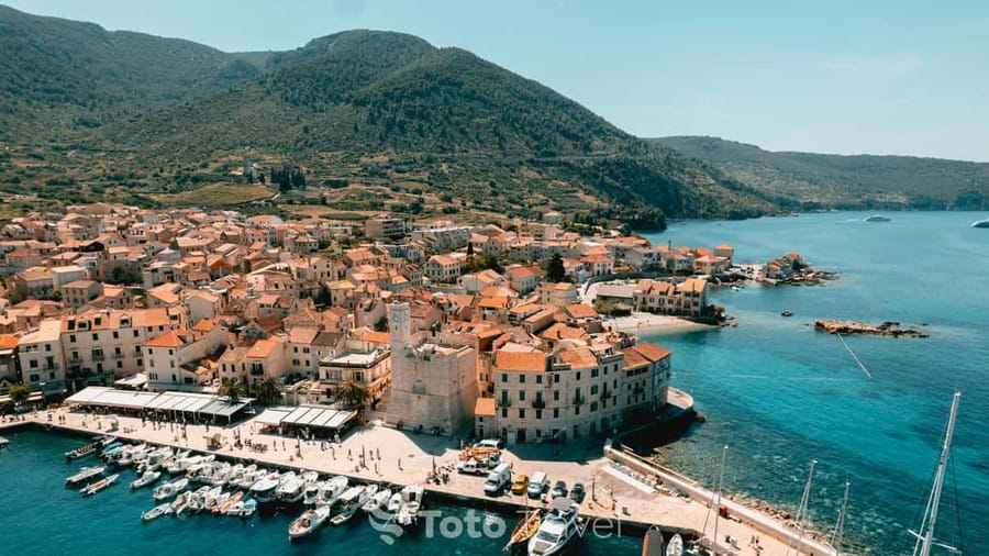 Split/Podstrana: Blue Cave, Hvar & 6 Islands Speedboat Trip - Komiža on Vis: coffee, narrow streets, and Mamma Mia vibes