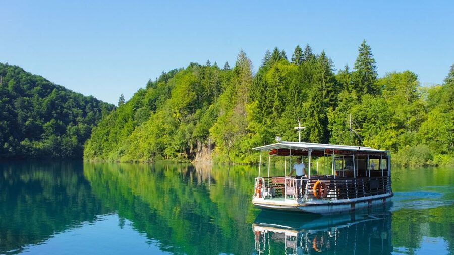 Split: Transfer to Zagreb with Plitvice Lakes Entry Tickets - Walking route reality check: upper and lower trails, and the time pressure