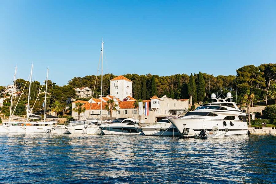 Split/Trogir: Blue Lagoon and 3 Islands Speedboat Tour - Dolphins, music, and the realities of a speedboat day