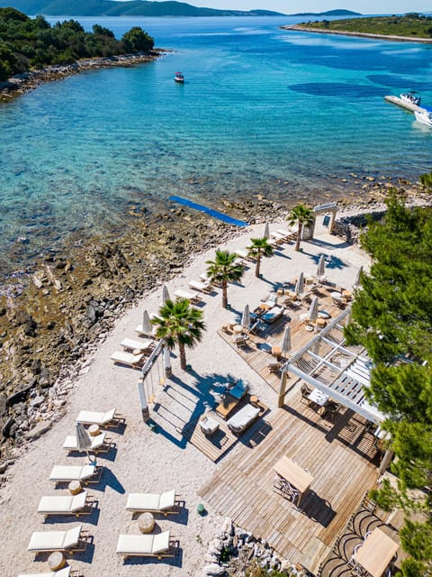 Split/Trogir: Half-Day(5 hours) 3-Island Speedboat Adventure - Maslinica on Šolta: A Calm Hour for Photos, Stone Houses, and Break Time